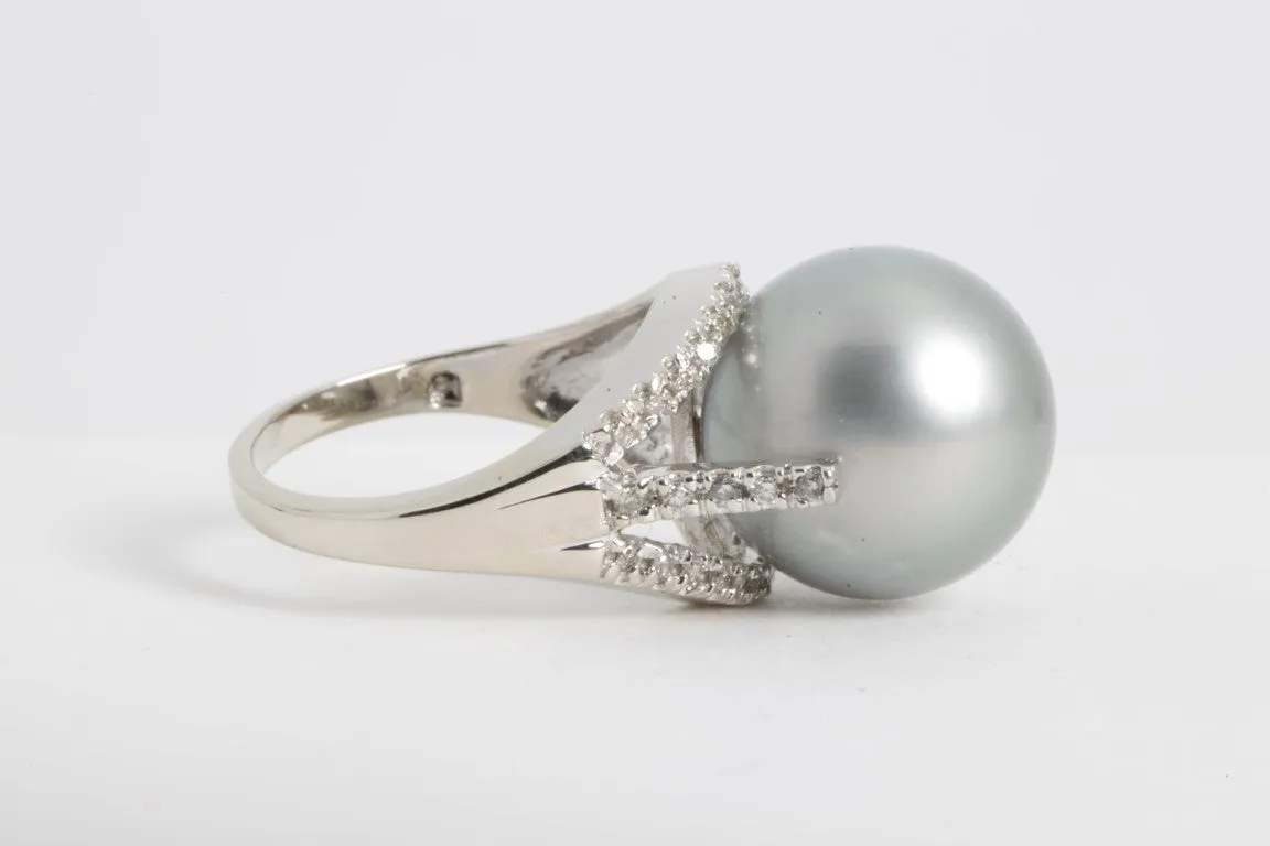 14k White Gold with Large Pearl & Diamonds Ring (8.1g.)