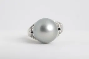 14k White Gold with Large Pearl & Diamonds Ring (8.1g.)