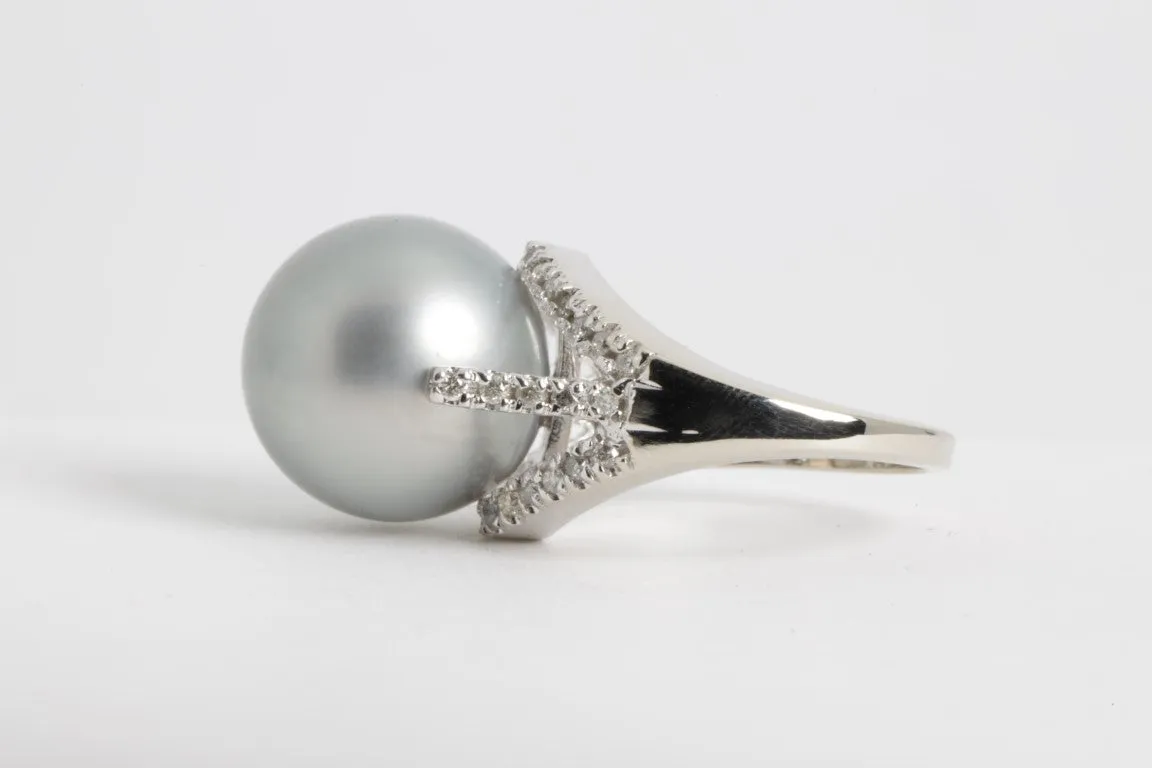 14k White Gold with Large Pearl & Diamonds Ring (8.1g.)